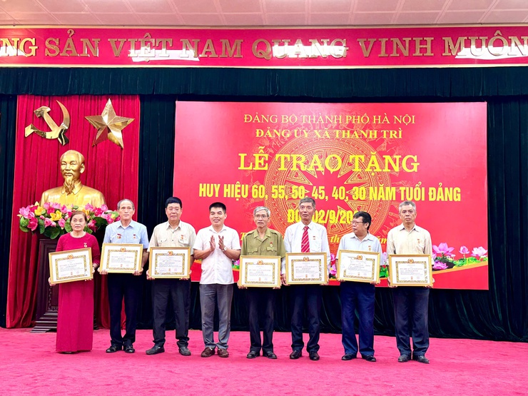 Lễ trao Huy hiệu Đảng: Tôn vinh sự cống hiến, khẳng định truyền thống cách mạng của các đảng viên lão thành xã Thanh Trì- Ảnh 5.