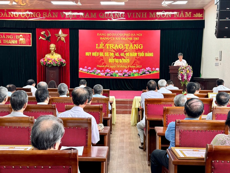 Lễ trao Huy hiệu Đảng: Tôn vinh sự cống hiến, khẳng định truyền thống cách mạng của các đảng viên lão thành xã Thanh Trì- Ảnh 11.