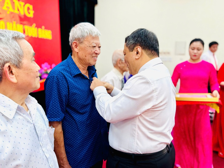 Lễ trao Huy hiệu Đảng: Tôn vinh sự cống hiến, khẳng định truyền thống cách mạng của các đảng viên lão thành xã Thanh Trì- Ảnh 2.