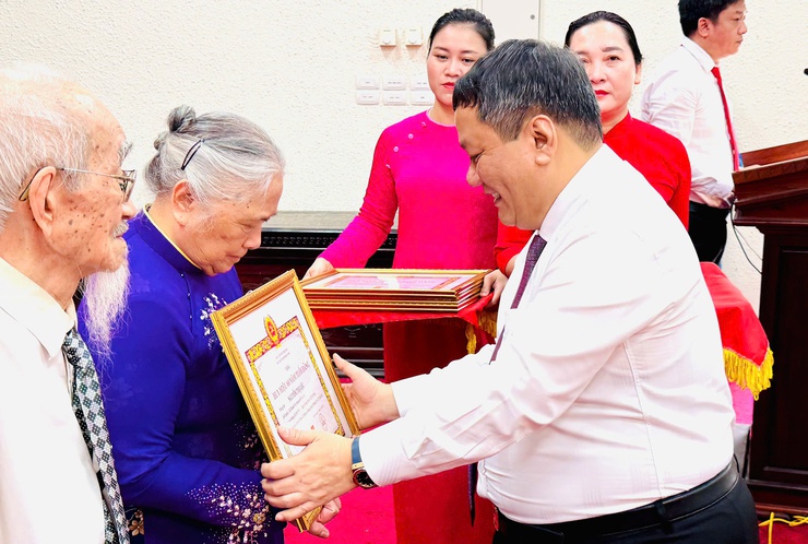 Lễ trao Huy hiệu Đảng: Tôn vinh sự cống hiến, khẳng định truyền thống cách mạng của các đảng viên lão thành xã Thanh Trì- Ảnh 1.