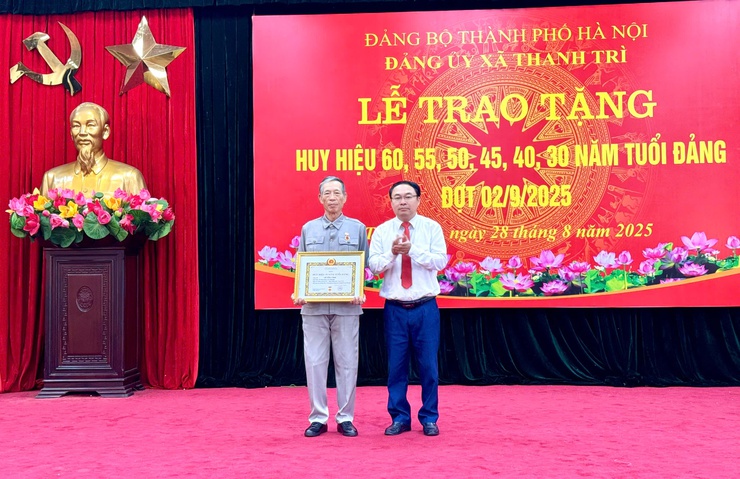 Lễ trao Huy hiệu Đảng: Tôn vinh sự cống hiến, khẳng định truyền thống cách mạng của các đảng viên lão thành xã Thanh Trì- Ảnh 8.