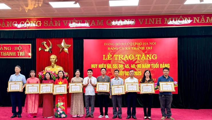 Lễ trao Huy hiệu Đảng: Tôn vinh sự cống hiến, khẳng định truyền thống cách mạng của các đảng viên lão thành xã Thanh Trì- Ảnh 6.