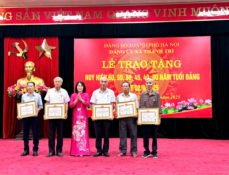 Lễ trao Huy hiệu Đảng: Tôn vinh sự cống hiến, khẳng định truyền thống cách mạng của các đảng viên lão thành xã Thanh Trì- Ảnh 9.