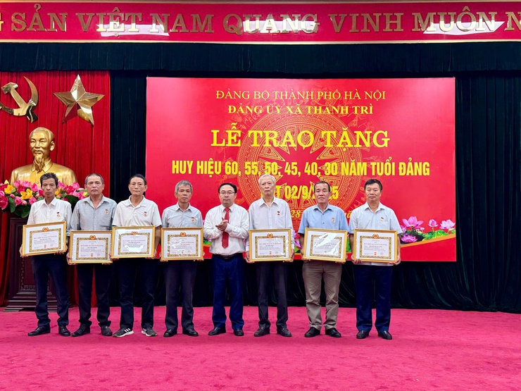 Lễ trao Huy hiệu Đảng: Tôn vinh sự cống hiến, khẳng định truyền thống cách mạng của các đảng viên lão thành xã Thanh Trì- Ảnh 7.