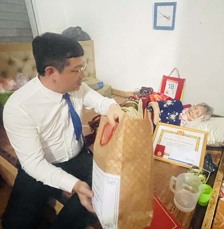Đảng ủy xã Thiên Lộc trang trọng tổ chức Lễ trao tặng Huy hiệu Đảng đợt 02/9/2025- Ảnh 66.
