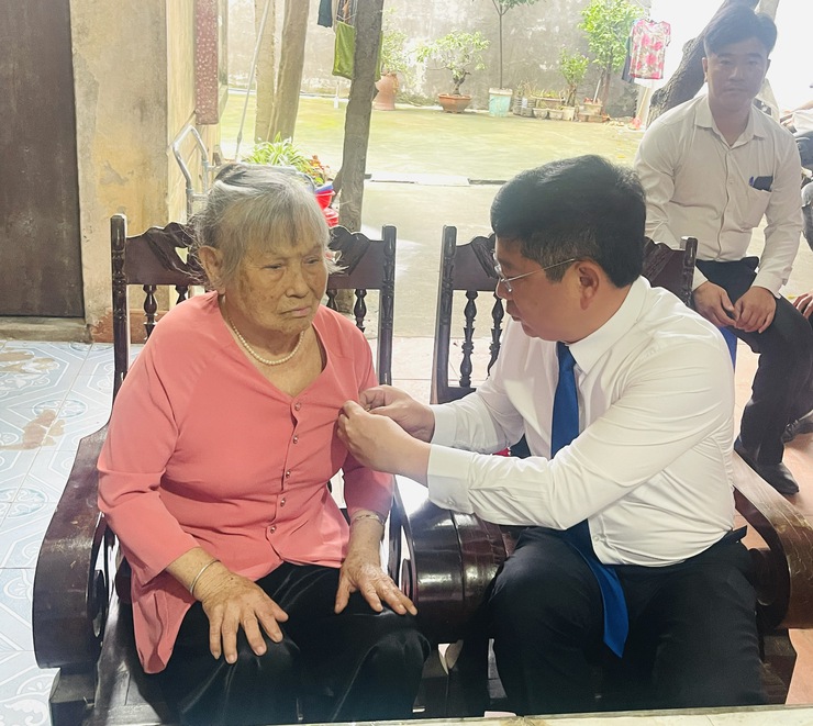 Đảng ủy xã Thiên Lộc trang trọng tổ chức Lễ trao tặng Huy hiệu Đảng đợt 02/9/2025- Ảnh 69.