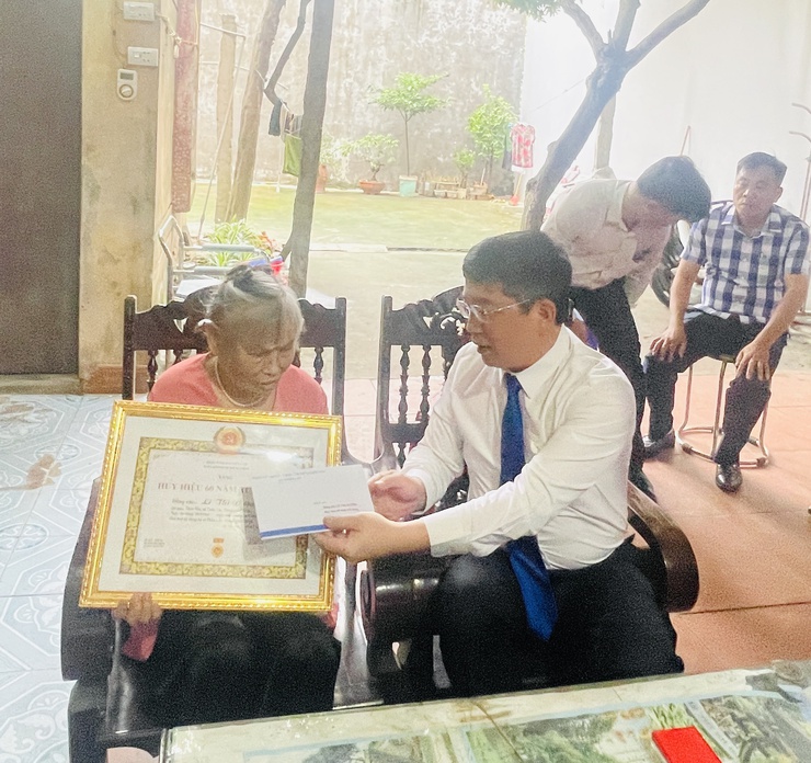 Đảng ủy xã Thiên Lộc trang trọng tổ chức Lễ trao tặng Huy hiệu Đảng đợt 02/9/2025- Ảnh 70.
