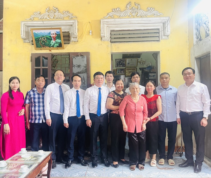 Đảng ủy xã Thiên Lộc trang trọng tổ chức Lễ trao tặng Huy hiệu Đảng đợt 02/9/2025- Ảnh 72.