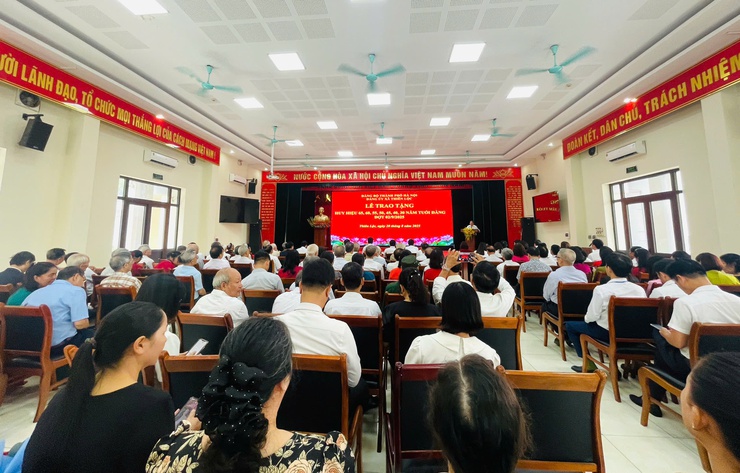 Đảng ủy xã Thiên Lộc trang trọng tổ chức Lễ trao tặng Huy hiệu Đảng đợt 02/9/2025- Ảnh 1.