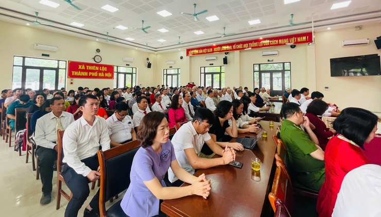 Đảng ủy xã Thiên Lộc trang trọng tổ chức Lễ trao tặng Huy hiệu Đảng đợt 02/9/2025- Ảnh 2.