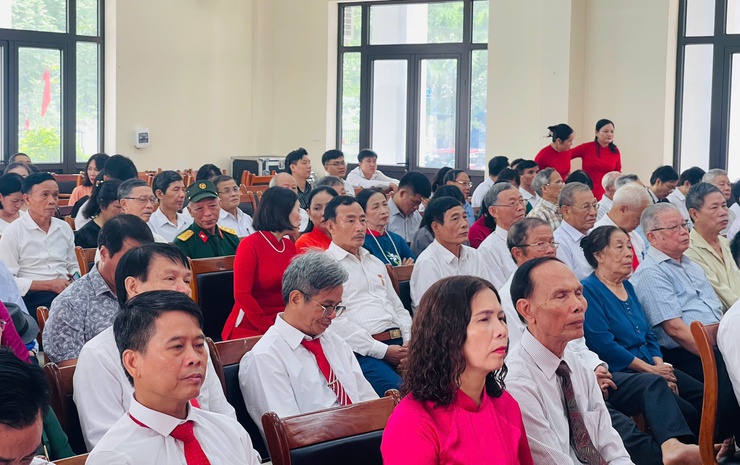 Đảng ủy xã Thiên Lộc trang trọng tổ chức Lễ trao tặng Huy hiệu Đảng đợt 02/9/2025- Ảnh 3.