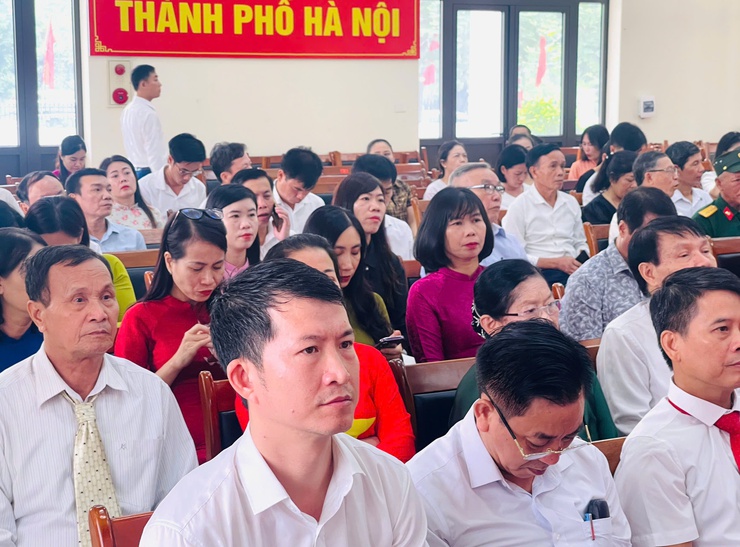 Đảng ủy xã Thiên Lộc trang trọng tổ chức Lễ trao tặng Huy hiệu Đảng đợt 02/9/2025- Ảnh 4.