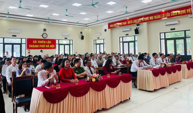 Đảng ủy xã Thiên Lộc trang trọng tổ chức Lễ trao tặng Huy hiệu Đảng đợt 02/9/2025- Ảnh 5.