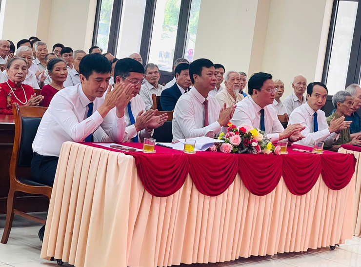 Đảng ủy xã Thiên Lộc trang trọng tổ chức Lễ trao tặng Huy hiệu Đảng đợt 02/9/2025- Ảnh 6.