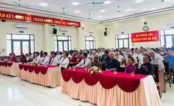 Đảng ủy xã Thiên Lộc trang trọng tổ chức Lễ trao tặng Huy hiệu Đảng đợt 02/9/2025- Ảnh 7.