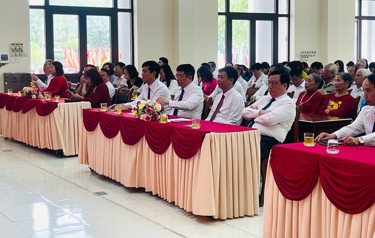 Đảng ủy xã Thiên Lộc trang trọng tổ chức Lễ trao tặng Huy hiệu Đảng đợt 02/9/2025- Ảnh 8.