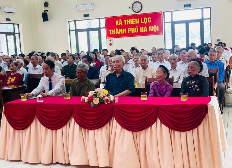 Đảng ủy xã Thiên Lộc trang trọng tổ chức Lễ trao tặng Huy hiệu Đảng đợt 02/9/2025- Ảnh 9.