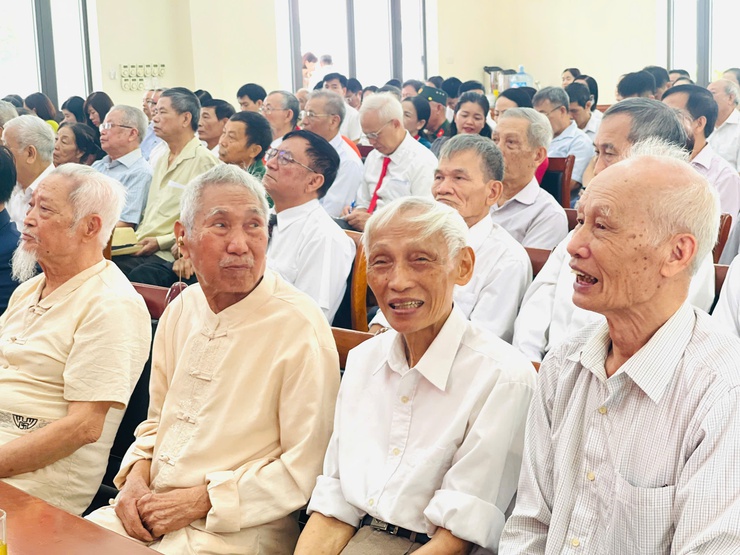 Đảng ủy xã Thiên Lộc trang trọng tổ chức Lễ trao tặng Huy hiệu Đảng đợt 02/9/2025- Ảnh 12.