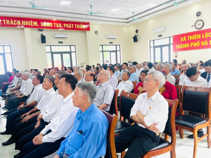 Đảng ủy xã Thiên Lộc trang trọng tổ chức Lễ trao tặng Huy hiệu Đảng đợt 02/9/2025- Ảnh 13.