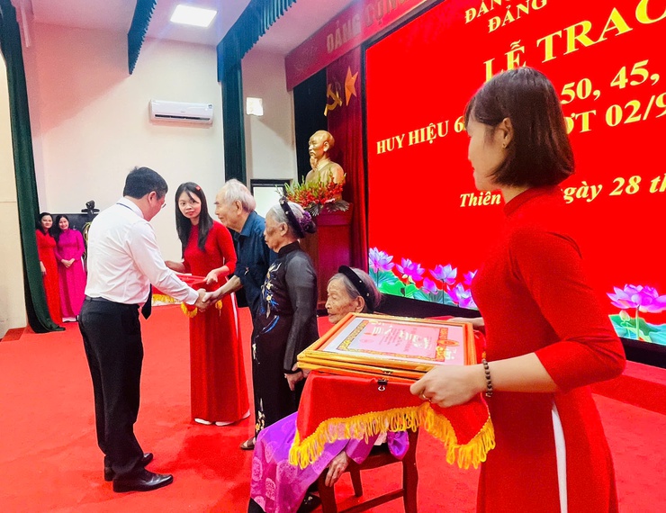 Đảng ủy xã Thiên Lộc trang trọng tổ chức Lễ trao tặng Huy hiệu Đảng đợt 02/9/2025- Ảnh 15.