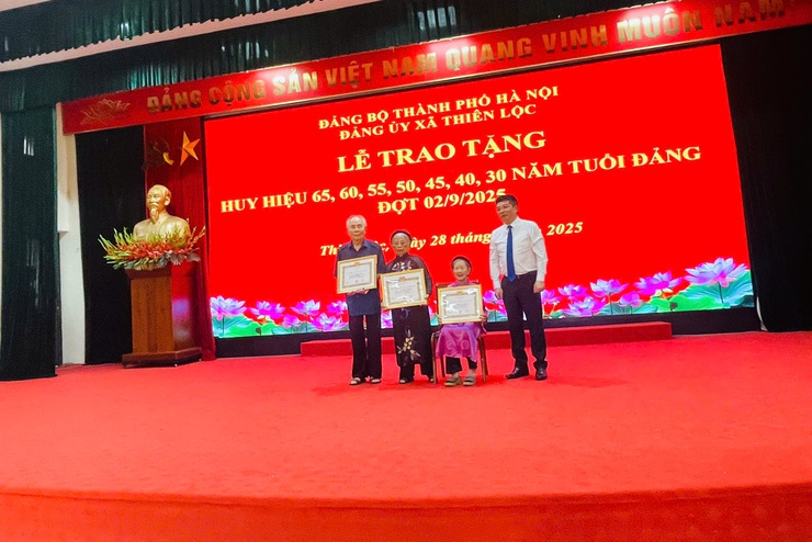 Đảng ủy xã Thiên Lộc trang trọng tổ chức Lễ trao tặng Huy hiệu Đảng đợt 02/9/2025- Ảnh 17.