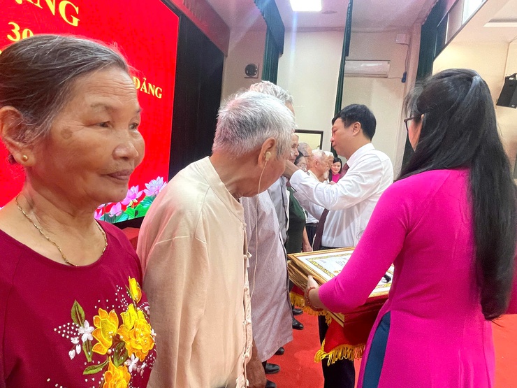 Đảng ủy xã Thiên Lộc trang trọng tổ chức Lễ trao tặng Huy hiệu Đảng đợt 02/9/2025- Ảnh 18.