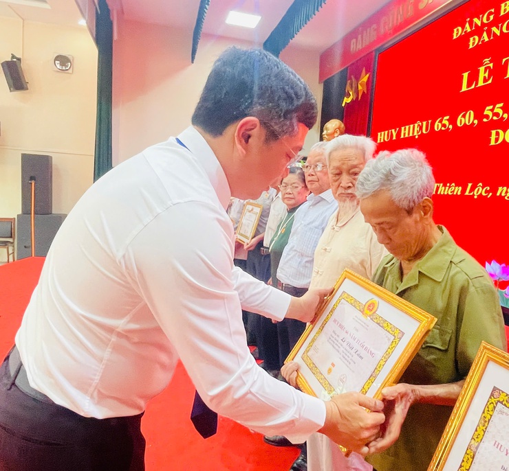 Đảng ủy xã Thiên Lộc trang trọng tổ chức Lễ trao tặng Huy hiệu Đảng đợt 02/9/2025- Ảnh 21.