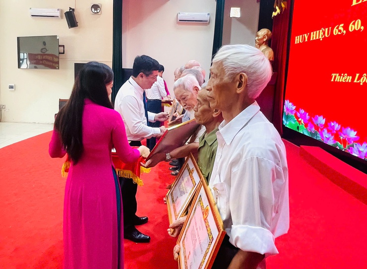 Đảng ủy xã Thiên Lộc trang trọng tổ chức Lễ trao tặng Huy hiệu Đảng đợt 02/9/2025- Ảnh 22.