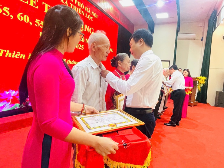 Đảng ủy xã Thiên Lộc trang trọng tổ chức Lễ trao tặng Huy hiệu Đảng đợt 02/9/2025- Ảnh 23.