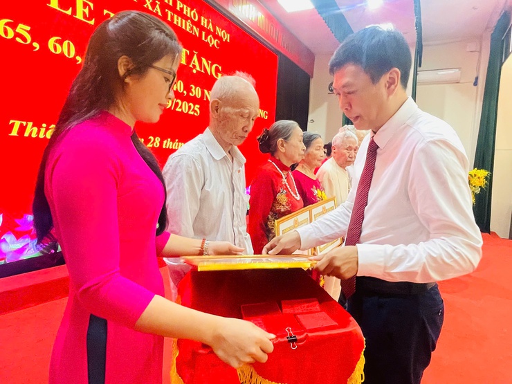 Đảng ủy xã Thiên Lộc trang trọng tổ chức Lễ trao tặng Huy hiệu Đảng đợt 02/9/2025- Ảnh 24.