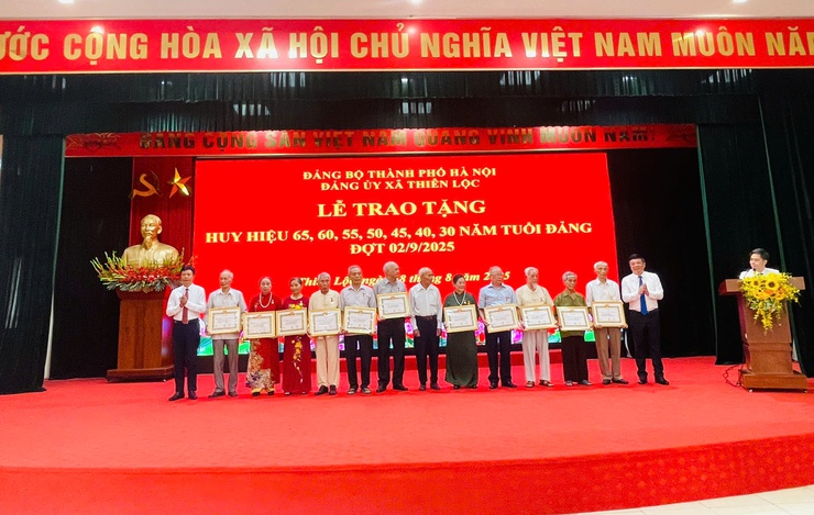 Đảng ủy xã Thiên Lộc trang trọng tổ chức Lễ trao tặng Huy hiệu Đảng đợt 02/9/2025- Ảnh 25.