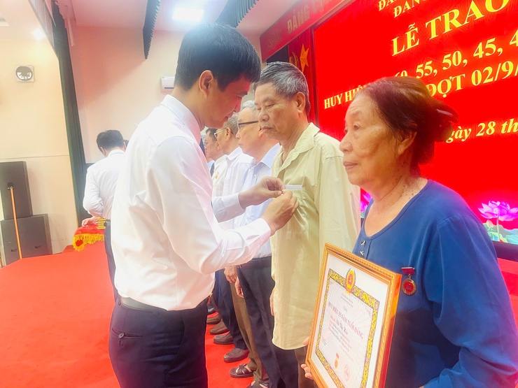 Đảng ủy xã Thiên Lộc trang trọng tổ chức Lễ trao tặng Huy hiệu Đảng đợt 02/9/2025- Ảnh 26.