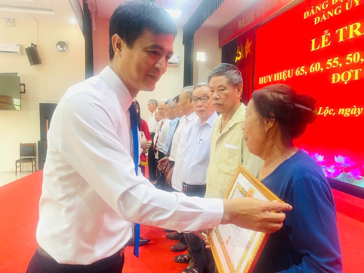 Đảng ủy xã Thiên Lộc trang trọng tổ chức Lễ trao tặng Huy hiệu Đảng đợt 02/9/2025- Ảnh 27.