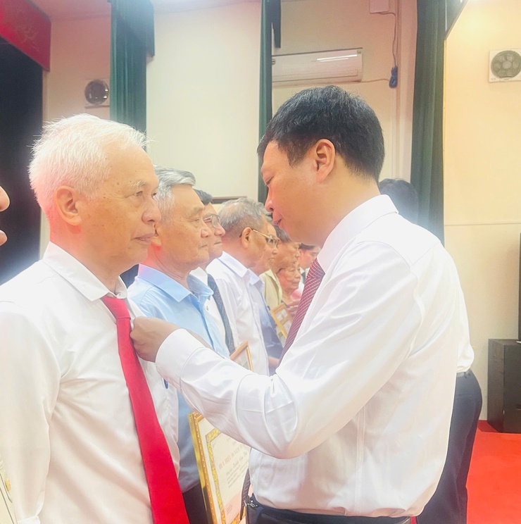 Đảng ủy xã Thiên Lộc trang trọng tổ chức Lễ trao tặng Huy hiệu Đảng đợt 02/9/2025- Ảnh 28.