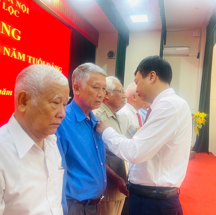 Đảng ủy xã Thiên Lộc trang trọng tổ chức Lễ trao tặng Huy hiệu Đảng đợt 02/9/2025- Ảnh 29.