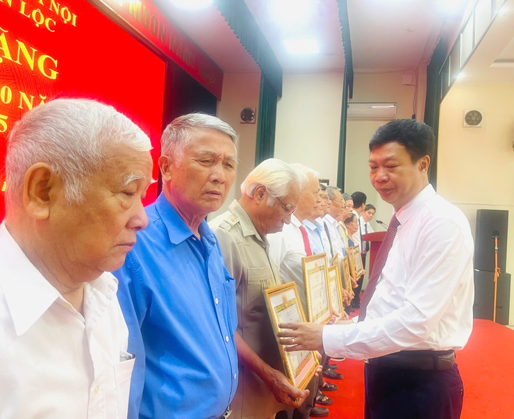 Đảng ủy xã Thiên Lộc trang trọng tổ chức Lễ trao tặng Huy hiệu Đảng đợt 02/9/2025- Ảnh 30.