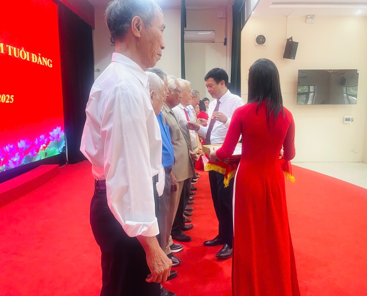Đảng ủy xã Thiên Lộc trang trọng tổ chức Lễ trao tặng Huy hiệu Đảng đợt 02/9/2025- Ảnh 31.