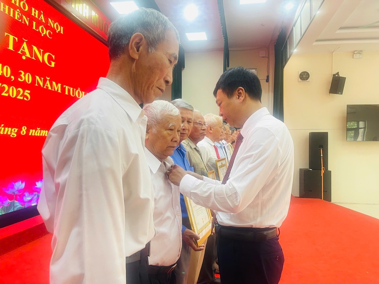 Đảng ủy xã Thiên Lộc trang trọng tổ chức Lễ trao tặng Huy hiệu Đảng đợt 02/9/2025- Ảnh 32.