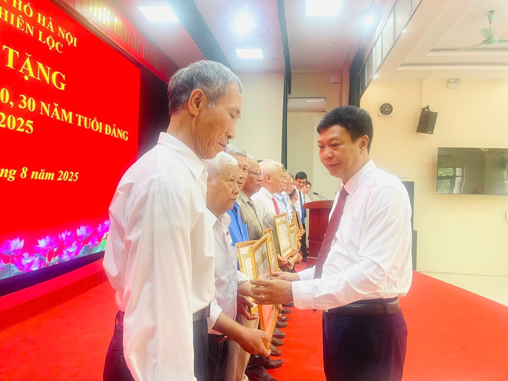 Đảng ủy xã Thiên Lộc trang trọng tổ chức Lễ trao tặng Huy hiệu Đảng đợt 02/9/2025- Ảnh 33.