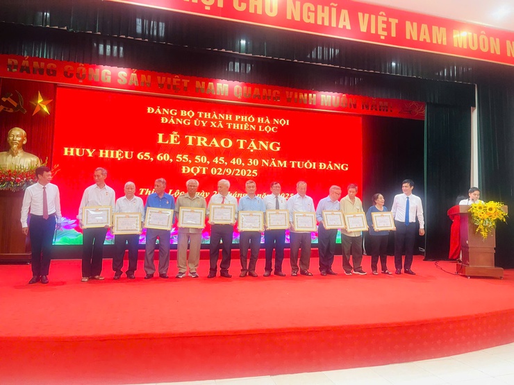 Đảng ủy xã Thiên Lộc trang trọng tổ chức Lễ trao tặng Huy hiệu Đảng đợt 02/9/2025- Ảnh 35.
