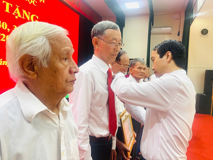Đảng ủy xã Thiên Lộc trang trọng tổ chức Lễ trao tặng Huy hiệu Đảng đợt 02/9/2025- Ảnh 36.
