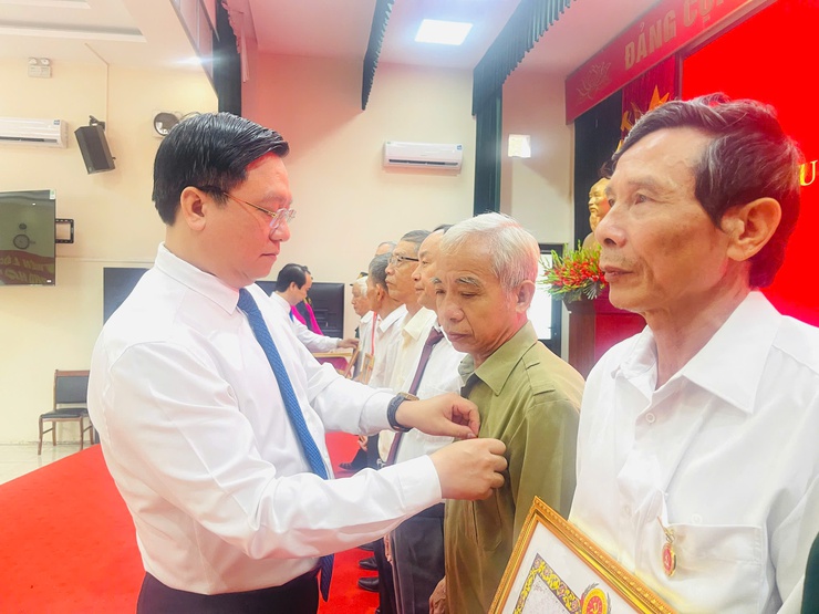 Đảng ủy xã Thiên Lộc trang trọng tổ chức Lễ trao tặng Huy hiệu Đảng đợt 02/9/2025- Ảnh 37.