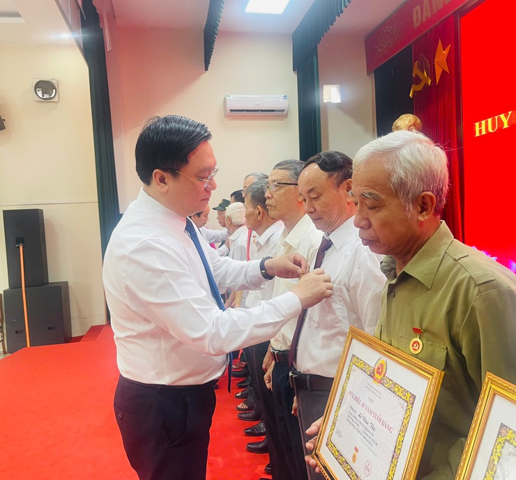 Đảng ủy xã Thiên Lộc trang trọng tổ chức Lễ trao tặng Huy hiệu Đảng đợt 02/9/2025- Ảnh 38.