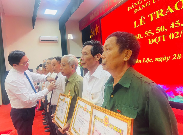 Đảng ủy xã Thiên Lộc trang trọng tổ chức Lễ trao tặng Huy hiệu Đảng đợt 02/9/2025- Ảnh 39.