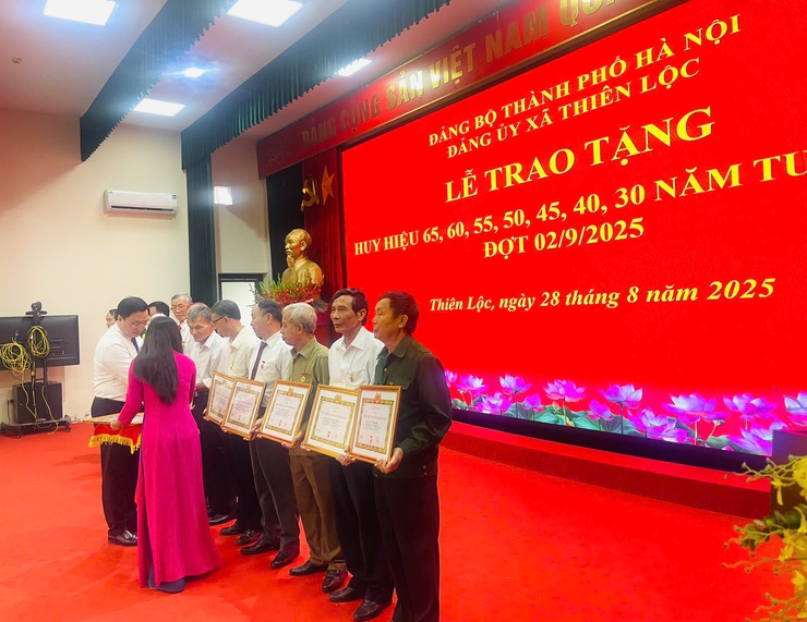 Đảng ủy xã Thiên Lộc trang trọng tổ chức Lễ trao tặng Huy hiệu Đảng đợt 02/9/2025- Ảnh 40.