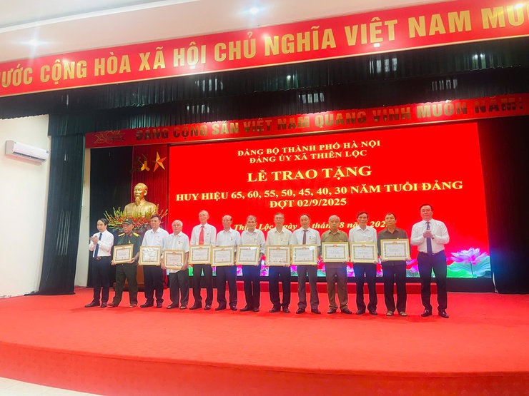 Đảng ủy xã Thiên Lộc trang trọng tổ chức Lễ trao tặng Huy hiệu Đảng đợt 02/9/2025- Ảnh 41.