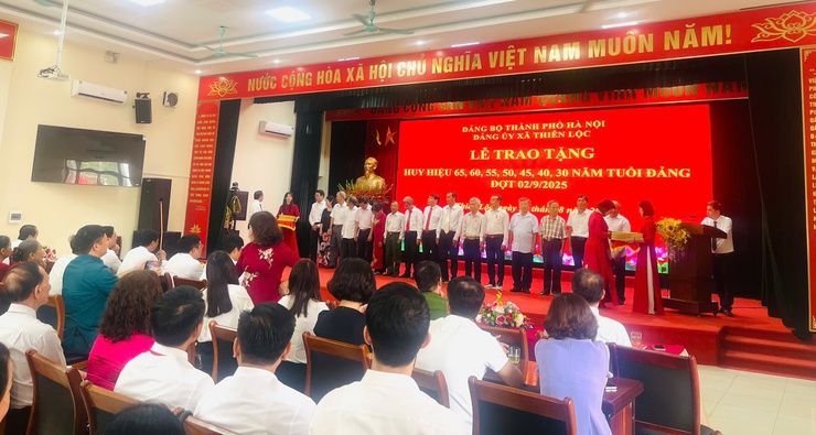 Đảng ủy xã Thiên Lộc trang trọng tổ chức Lễ trao tặng Huy hiệu Đảng đợt 02/9/2025- Ảnh 42.
