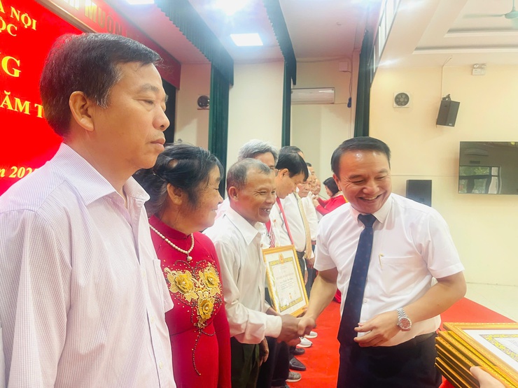 Đảng ủy xã Thiên Lộc trang trọng tổ chức Lễ trao tặng Huy hiệu Đảng đợt 02/9/2025- Ảnh 43.