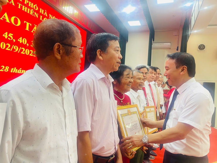 Đảng ủy xã Thiên Lộc trang trọng tổ chức Lễ trao tặng Huy hiệu Đảng đợt 02/9/2025- Ảnh 44.