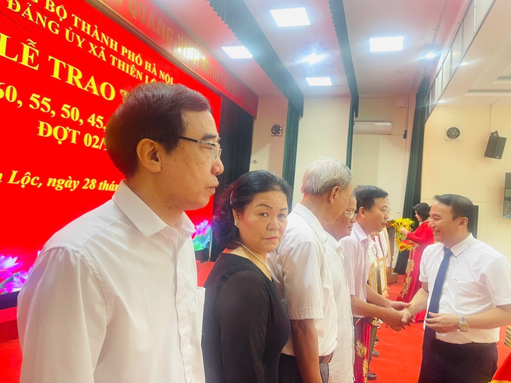 Đảng ủy xã Thiên Lộc trang trọng tổ chức Lễ trao tặng Huy hiệu Đảng đợt 02/9/2025- Ảnh 45.